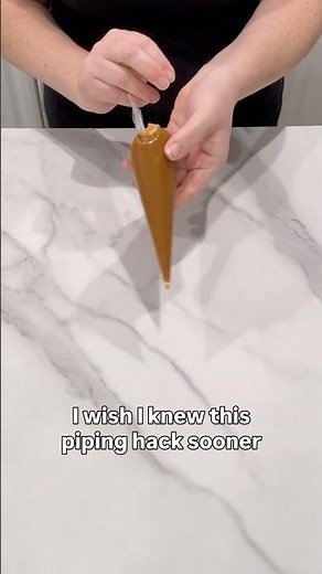 Tieing a pastry bag has never been this easy #baking #bakingtips #cookiedecorating #cakedecorating