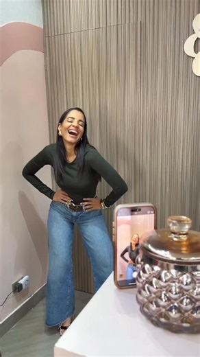 Paola De Láncer Cury on Instagram: "Grabar sola ya no es un problema 😮‍💨 Antes: celular cayéndose, repitiendo el video mil veces y cero paciencia. Ahora: me muevo, camino, giro… y el gimbal sigue mi rostro solo 🔥 Este gimbal de Temu: ✔️ Te sigue automáticamente ✔️ Tiene app y control remoto ✔️ Trae trípode y luz ✔️ Videos estables y pro sin ayuda Esto no es un lujo, es una necesidad. Te dejo el link en mi Bio 👌 #TemuFinds #Gimbal #TemuRD #TemuHaul #TemuMustHave"