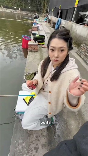 “Little Boy Outsmarts Everyone and Catches Fish in Seconds 😲”