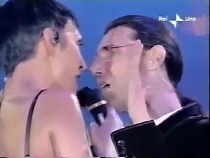 Oggi non è un giorno qualsiasi. Il 18 luglio del 1955 nasceva Andrea Parodi, la voce sarda più bella di sempre. Ci piace ricordarlo in questo duetto indimenticabile con Anna Oxa, dove incanta il pubblico di RAI 1 con "No potho reposare" ❤️ | RICETTE DI SARDEGNA