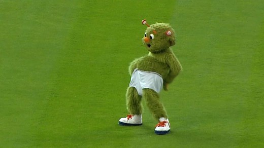 CWS@HOU: Orbit goes streaking to celebrate birthday