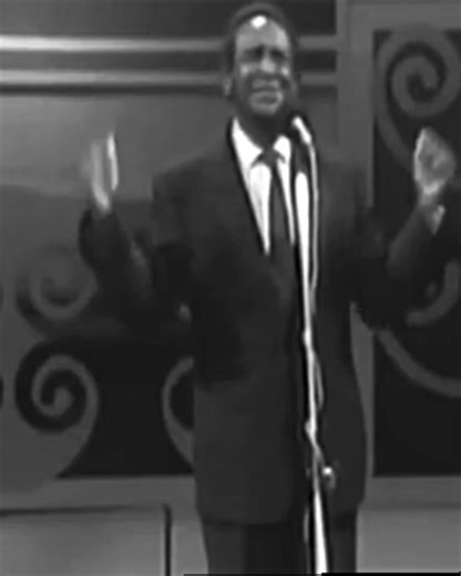 18K views · 385 reactions | Dans notre enfance, nous aimions cette belle et simple chanson du chanteur soudanais Sayed Khalifa. C’était l’époque du panafricanisme, celle d’une Algérie élevée au rang de Mecque des révolutionnaires et des anti-impérialistes. Aujourd’hui, cette mélodie aux paroles douces et naïves s’est muée en un souvenir, telle une machine à remonter le temps, un temps où l’on chantait davantage la patrie que la dulcinée. | Mel Kam | Facebook