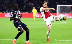 Eredivisie: Ajax dejó escapar el liderato al empatar con Go Ahead Eagles; Álvarez entró de cambio