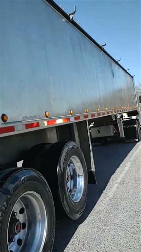 Sharp Pete 379 With Mac Trailer looking sharp