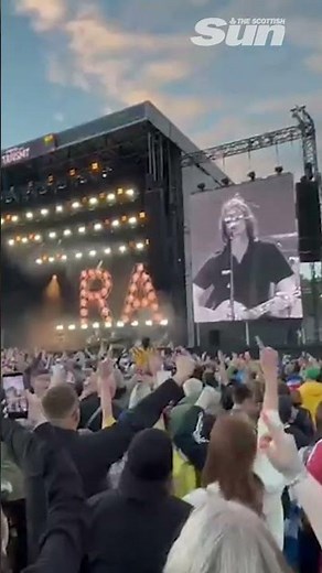 TRNSMT crowd belts out Lucky Man along with Richard Ashcroft