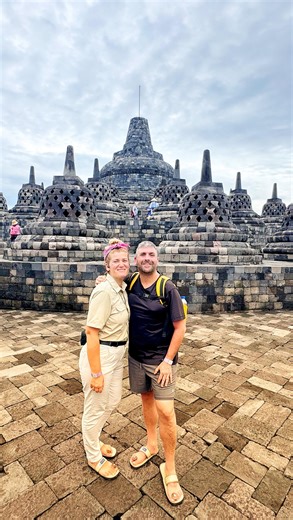 ana zapatillas-travel blogger on Instagram: "Java Central no se visita. Se escucha. Despertarse a las 3:30 AM para ver cómo #Borobudur salía de la niebla. No desde el templo, sino desde #Setumbu, una colina silenciosa donde el tiempo se detiene. Después caminamos #Borobudur descalzos, con las mismas chanclas que todos. Sin prisas. Sin ruido. Entendiendo que este lugar no se construyó para impresionar, sino para enseñar. Y terminamos el día en #Prambanan, cuando el sol caía y las torres hindúes a