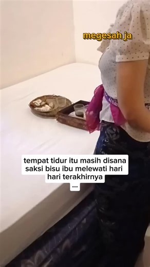 Putu Priyana Dywis on Instagram: "Ada tempat yang tetap menyimpan doa, meski penghuninya telah berpulang. Di acara pecaruan kemarin, rumah adik terasa hening dengan cara yang berbeda. Tempat tidur ibu masih di sana—saksi bisu hari-hari terakhir beliau. Istri saya menyiapkan sesajen, makanan yang dulu ibu senangi. Bukan untuk memanggil kembali, tapi untuk melepas dengan penuh hormat. Dalam tradisi kami, persembahan adalah bahasa cinta. Cara halus mengucap terima kasih, dan mengajarkan hati untuk