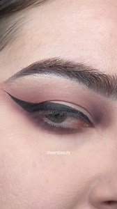 Winged liner fix for hooded eyes ✨ . STEP 1: looking straight ahead, mark where your hood overlaps tour liner STEP 2: connect the dot backwards to the top of your wing line STEP 3: look down and fill in the gap downwards STEP 4: extend the line towards the middle of your eye until it visually connects with the inner part of your liner and removes the “zig-zag”. This line may be longer or shorter depending on your individual eye . NOTE: • This will thicken your liner and that’s okay. The goal is 