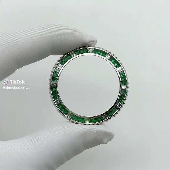 ✨Check out this custom emerald gems bezel for the Rolex Submariner 116610! 💚The rich green gemstones paired with crisp baguette accents give the classic diver a luxe, eye-catching twist. 🔥 #rolexsubmarinerdate #rolexlover #luxury #bezel #watchtrader