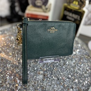 Coach Corner Zip Leather Forest Green Wristlet With 2 Charms NWOT