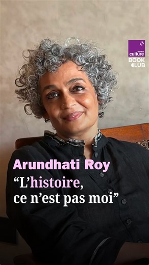 Le Book Club on Instagram: "📚 Quels sont les livres d'Arundhati Roy que vous avez lus ? Avez-vous (déjà) découvert le dernier en date, "Mon refuge et mon orage" ? Vos réponses en commentaires ! ⤵️ 👀 De son enfance dans le Kerala auprès d’une mère hors du commun, à ses premiers combats contre le gouvernement indien et ses succès littéraires, l’autrice indienne raconte, dans ce dernier livre, une vie de résilience et de lutte. 🎧 De passage à Paris, elle était de passage dans votre #bookclubcult