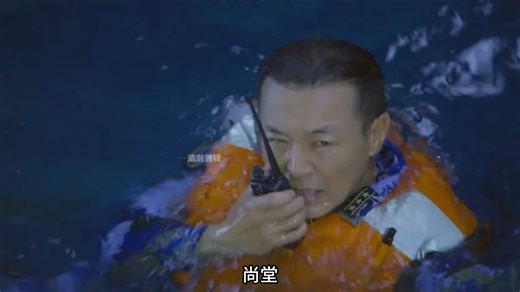 潜艇被敌方反潜机盯住 艇长落水开启荒岛求生