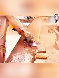 🚛 De la ferraille à la légende : le rêve d’Audebio ! Avec seulement 10 000 roupies et beaucoup de courage, il a décidé de fabriquer son propre camion. Sans machines industrielles, juste des marteaux, du savoir-faire et de la passion. 💪 Deux jours plus tard, la bête rugissait déjà sur la route. Parce qu’un rêve, même petit, peut déplacer des montagnes. 🌍✨ #Motivation #RêveDeMécanicien #TravailDur #Transformation #InspirationDuJour #Fierté #CamionPassion #FaitMain #DeLaRienAuTout | Ruby Hunter