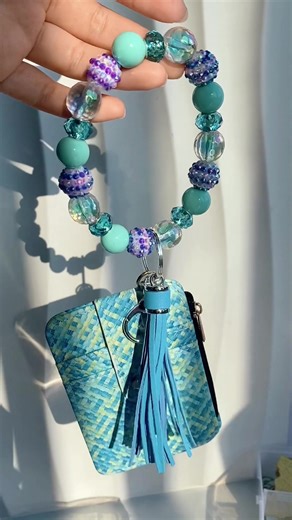 Make a wristlet keychain with me!!#siliconebeads #beads #acrylic #tutorial #fyp #diy #craft #beadsjewelry #beadspinner #beadsoup #bedasbeadsbedas #diycraft #blue #bead #wrist #wristletkeychain #wristlets #foryou