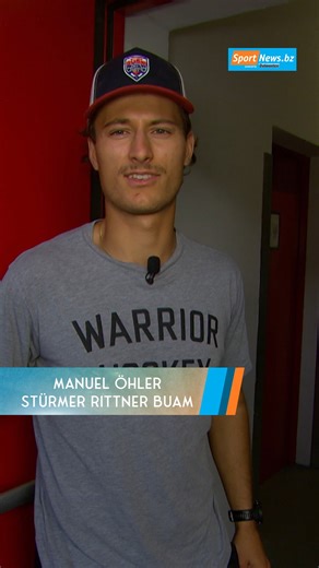 ▶ EISHOCKEY ◀ In unserer großen Eishockey-Videoserie präsentiert uns Manuel Öhler heute die Rittner Buam. Der Stürmer hat sich die SportNews-Kamera geschnappt und seine Teamkollegen interviewt. Dabei kommt er auch an Mike Halmo nicht vorbei, der seit dem Sommer ebenfalls auf dem Hochplateau anzutreffen ist. Das ganze Video gibt's auf unserer Webseite! #eishockey #alpshockeyleague #rittnerbuam | SportNews.bz
