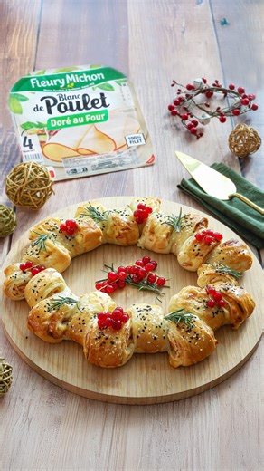 La star de votre table de Noël ✨ : une couronne gourmande aux tranches de blanc de poulet Fleury Michon , simple, savoureuse et festive ! Ingrédients : 2 pâtes feuilletées rectangulaires 300 g de fromage frais type Philadelphia ou Saint Môret 8 tranches de blanc de poulet (ou de dinde) Fleury Michon 8 tranches d’emmental 2 pincées de paprika fumé 2 pincées d’herbes de Provence 1 œuf 1 cuillère à café de graines de sésame blanc 1 cuillère à café de graines de sésame noir 1 branche de romarin Gros