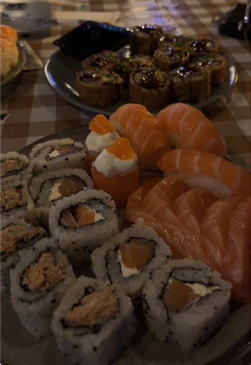 Floripa em dobro - Hai Poke 📍Capoeiras 🚨Sempre liguem antes para os estabelecimentos perguntando qual combo exato da promoção e valores! Antes de ir olhei o cardápio que está na bio do insta deles, estava um valor, quando cheguei lá era outro, fica de alerta! (pov quando cheguei o moço também não me informou nada, apenas falou o valor da maquininha na hora do pagamento quando me entregou o prato) Fora isso, muito bom mesmo, ficamos satisfeito com 25 peças.