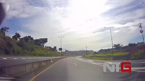 Está mañana la cámara vehicular de un amigo de Noticias La Garita Costa Rica, nos envía este video, preocupado porque así es como se dan los accidentes en carretera, hoy en la ruta 27, a las 8:00 am en sentido Caldera - San José, a la altura del Puente sobre el Río Ciruelas. | Noticias La Garita Costa Rica