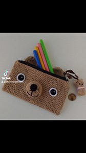 30 reactions | Estuche para lápices de Osito #osoamigurumi #estuchetejido #estuchedeoso | Sharen Crochet Art. | Facebook