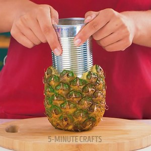 An unusual way to cut a pineapple: | 3-Minute Hacks