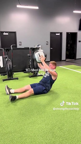 Football off-season workouts are HERE! There is no better time to start preparing for next season! Your workouts do NOT need to be super complex or complicated. This workout challenges the upper and lower body to push and pull, THAT’S IT. Nothing too exciting about the session, but it’s really about mastering the basics💪 #footballworkout #footballoffseason #offseason #offseasontraining #trainlikeanathlete