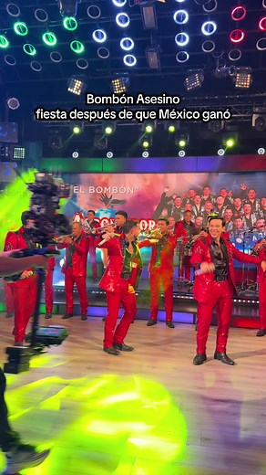 Fiesta con @arrolladoraoficial en el foro de HOY después de que México ganara 🔥✨🎺 #HoyCelebremos