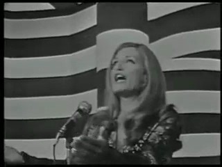 1970 - #Dalida canta "Avant de te connaître". Traduzione del testo in italiano: Prima di conoscerti Mi innamoravo Prima di conoscerti Le sue braccia erano la mia dolce catena E il suo sguardo mi catturava E il mio corpo attaccato al suo Era schiavo delle sue mani Prima di conoscerti Mi innamoravo Prima di conoscerti Ero incatenata dalle sue braccia Presa, catturata da lui Era asservita alla sua legge Sempre sottomessa al mio desiderio Il nostro amore era la mia prigione Prima di conoscerti, prim