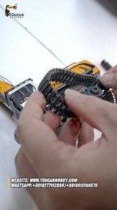 There are two type tracks for the 1/50 scale k970 excavator. Let’s replace the rubber tracks to the metal tracks. | Toucanhobby