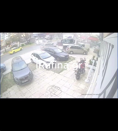 Η στιγμή που το φορτηγό παίρνει σβάρνα σταθμευμένα οχήματα και μηχανάκια!