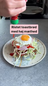 Ristet toastbrød med avokadomos, spidskål og spejlæg ⏰ 10 minutter Til 1 person 🧮 485 kcal 60 g spidskål 1 tomat 1/2 avokado 2 æg 1 tsk. smør 1 skive toastbrød, gerne fuldkorn Salt og peber 2 skiver hamburgerryg 1 spsk. chilisauce 👉🏻Snit spidskål helt fint og skær tomat i skiver. 👉🏻Fjern sten og skal og tag avokadokødet ud med en spiseske. Mos avokadokødet med en gaffel. 👉🏻Spejl æg i smør. 👉🏻Rist toastbrød. 👉🏻Smør det ristede brød med avokadomos. Læg tomatskiverne ovenpå. Krydr med sa