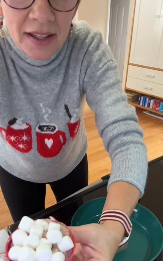 It's Hot Cocoa Season!! Using my homemade delicious hot cocoa mix, this video shows you how to get rid of the jagged edges of your cocoa shells, fill them with deliciousness, how to seal and then smooth the edges with a hot damp paper towel at the end! Gift a set of HCB's to friends and family this Christmas season! Need a great tutorial on how to make HCB's? I gotchu! Fabulous tutorial with bonus videos included!! Plus the recipe to my famous homemade hot cocoa recipe that I developed and used