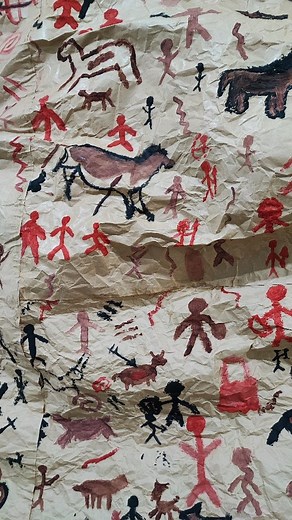Carla Marques / Arte Educadora on Instagram: "Arte Rupestre com a 1ª Série do Ensino Médio em Escola Estadual do Rio de Janeiro. Disciplina: Laboratório de linguagens e suas Tecnologias Materiais: Mistura de tinta guache, areia de praia e cola branca sobre papel Kraft amassado. Atividade planejada e executada junto com a Professora Tania Andrade"