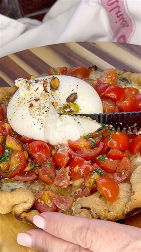PICKY TEA? It’s a thought Dressed tomatoes in a seriously good salad dressing on a crispy garlic PIZZA / NOT ROCKET SCIENCE NOT NEW - 💥 Tear a Burrata - is it just all too much? No recipe just dress your tomatoes in your favourite dressing and tear a Buratta on a garlicky butter pizza THE END Please follow for more easy things @northerndoughco #buratta #pizza #asmr #asmrfood #dressing #idea #mozzarella #italy #roastedgarlic #again #reelitfeelit #buratta #goodfood #feelitreelit #feedfeed #food #