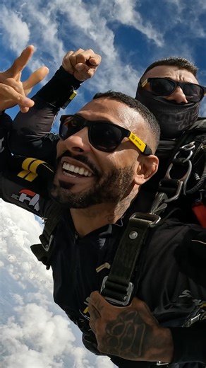 SKYFLOW PARAQUEDISMO on Instagram: "Tentamos nocautear a fera @samueldiasmma, mas o homem é brabo e superou todos os desafios de se jogar de um avião em pleno Voo. Parabéns pela coragem e que possa alçar voos cada vez mais altos fora e dentro dos ringues! @le.dut @skyflow.paraquedismo 📲 (11) 9.9149-3383 🌐 www.skyflowparaquedismo.com.br #skyflowparaquedismo #skyflow #skydive #skydiving #paraquedismo pqdt boituvasp pindamonhangabasp resenderj guaratinguetasp saopaulosp jump"