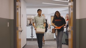 This weekend, we welcomed students into their new homes in our on-campus Residence Halls with help from AWC President, Dr. Daniel Corr and Vice President for Student Services, Bryan Doak! azwestern.edu/housing #ArizonaWestern Este fin de semana, dimos la bienvenida a los estudiantes a sus nuevos hogares en el campus, con la ayuda del presidente de AWC, Dr. Daniel Corr, y el vicepresidente de Servicios Estudiantiles, Bryan Doak. | Arizona Western College