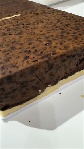 359 reactions · 13 comments | The making of the JCB cake, I forgot to film cutting the lettering out 臘‍♀️ but here’s a bts of the cake. Thank you all so much for all your love for the cake, I am proud to be asked to make this one for such a special occasion. @jcbmachines #jcbmoment #corporatecakes #cakedecorator #largecakes #extremecakes #jcbcake | The Old Manor House Bakery | Facebook