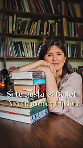 Aprender la historia del ballet es como ponerte lentes cuando no sabías que los necesitabas: veías, pero no con la claridad y el detalle que podés tener ahora. Conocer su historia te permite ver, enseñar o practicar ballet con más profundidad, sentido y sensibilidad. En este Kit de Iniciación a la Historia del Ballet, vas a descubrir el ABC del ballet a través de cinco claves fundamentales. Al finalizar, vas a poder reconocer el estilo, el contexto, la estética y las características de cualquier