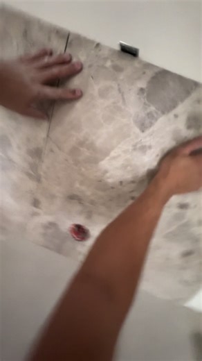 On finit la faïence murale avec le poto @Amine336 🤝 Du mur brut au rendu final 👌 Alignement parfait, découpes propres et finitions nettes : chaque carreau est posé avec précision pour un résultat durable et esthétique. Que ce soit pour une salle de bain, une cuisine ou un mur déco, la faïence change complètement l’ambiance d’une pièce 🔥 À suivre 🎬😬 📍 Chantier RDDR #hilti #home #shorts #foryou