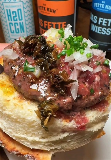 Diese Woche waren wir bei „Die Fette Kuh & Friends“ in Köln eingeladen – ein kleines Creator-Treffen, bei dem wir einen Blick hinter die Kulissen der Fetten Kuh bekommen haben. Dabei ging es vor allem darum zu zeigen, was sie als Manufaktur-Burgerladen ausmacht: echtes Handwerk, gute Zutaten und viel Liebe zum Detail. Und natürlich wurde auch probiert. Es gab einen Wagyu Burger, einen Cheeseburger, einen Fried Chicken Burger mit Bacon und Ahornsirup, richtig gute Chili Cheese Fritten und ein Ste