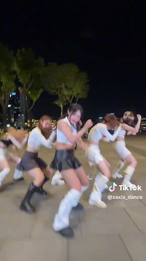 NMIXX K-Pop Dance Cover in Public