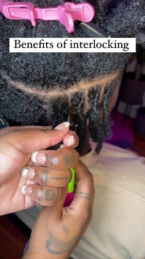 There are a few benefits of interlocking but with every technique there will be pros and cons so before deciding make sure you figure out with technique is best for YOU! Locgician @locs_by_gess . . . . #locgician #goodlocday #locs #loctransformation #nycloctician #nyclocs #loclove #locstyling #locstyles #starterlocs #teamgoodhair #instalocs #teamnatural #locrepair #dreads #naturalhair #loclife #locretwist #locgiciannyc #instantlocs #locs #menlocstyles #locmaintenance #neatlocs #brooklynlocs #loc