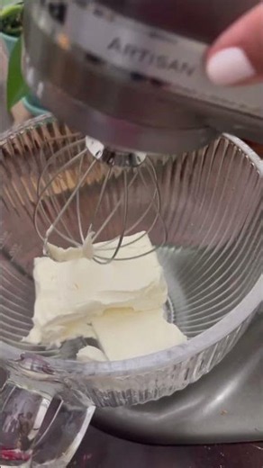 When it’s too hot to turn on the oven, make 3 ingredient no bake cheesecake instead! #nobakedessert