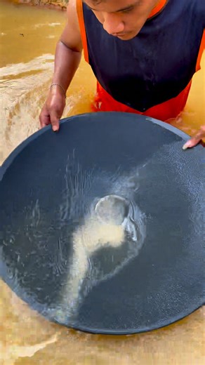 1M views · 7K reactions | Wow gold prospecting process | traditional gold extraction process | super material containing gold | $1500 gold nugget in bedrock crevice ‼️⛏️ amazing #puregold #goldmining #goldhunter #goldprocessing #goldextraction #goldminer #golddigging #goldhunting #goldmining #goldriver #goldhunter #goldrush #river #lookingforgold #goldprospecting #golddiscovery #newrecord #goldnugget #puregold | Genta | Facebook