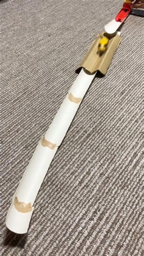 キッチンペーパーと段ボールで作ったジャンプして、V字で、ダーッと走るコースにスピードレーシングカーが挑んだある日。