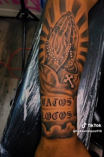 #vatos #vatoslocos #chicanos #blodinblodout #sangreporsangre #elbarrio #barrio #california #east #blackandgreytattoo #tattooideas #blacktiktok #mibandera🇲🇽 #foryoupageofficiall #fyp #mexicano #mexican #prayhands