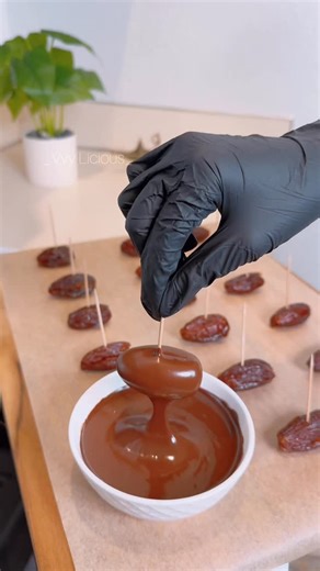 Vvy_Licious | Dates Pecan Choco Dessert🌴🌰 RECIPE 🍢 Chocolate-Dipped Dates Dessert 1: Remove the Dates seeds Slice dates and stuff with Pecans... | Instagram