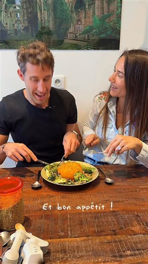 Courge surprise ! 🎃 Une recette simple et de saison proposée par @deboterah naturopathe, au cours d’un tournage à Paris. Faites vos courses comme Déborah et @papa.plume et préparez ce repas facile et sain, qui vous régalera ! Ingrédients : • 1 petite courge Jack Be Little • 1 petit brocoli • 1 botte de cresson • 3 à 4 champignons de Paris • 1 botte de cébettes • 1 citron bio • 2 œufs • 4 c. à s. d’huile d’olive • 1 c. à c. de poudre de curry • 1 c. à s. de sauce tamari • Piment d’Espelette • Gr