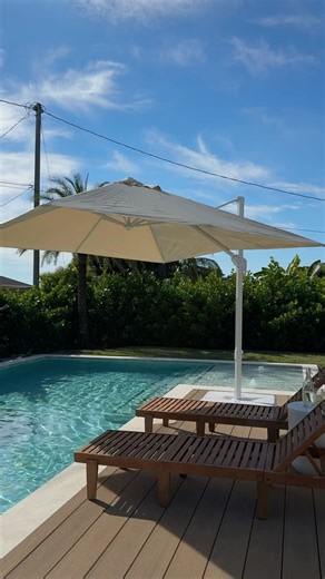 I finally added an umbrella to my deck @purpleleafpatiodecor1424 is the perfect option! 🙌🏼🌿