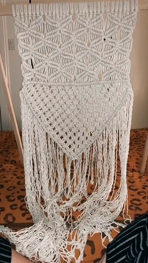 Hermoso tapiz bordado con macramé. 🥰 #macramedecor #macramepatt #easymacrame #nudosmacrame #macrameschool #macrameknots #macrame #macrametutorial