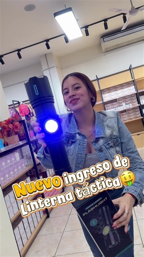 Linterna LED Táctica Multiuso para Emergencias